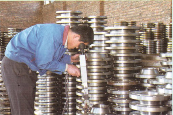 Stainless-steel-lap-joint-flanges-detecting.jpg