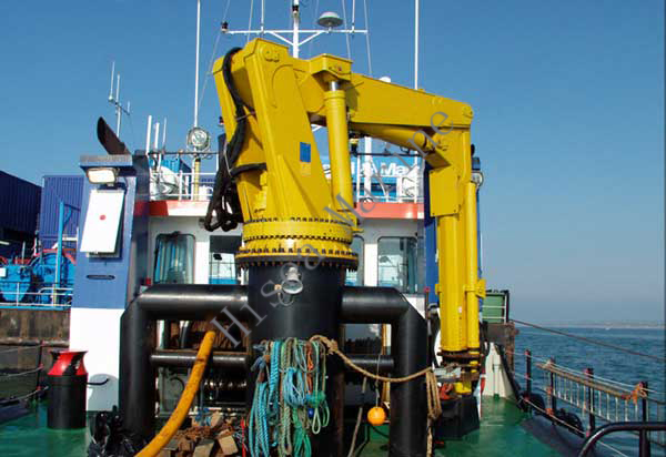 hydraulic-marine-crane-on-boat.jpg
