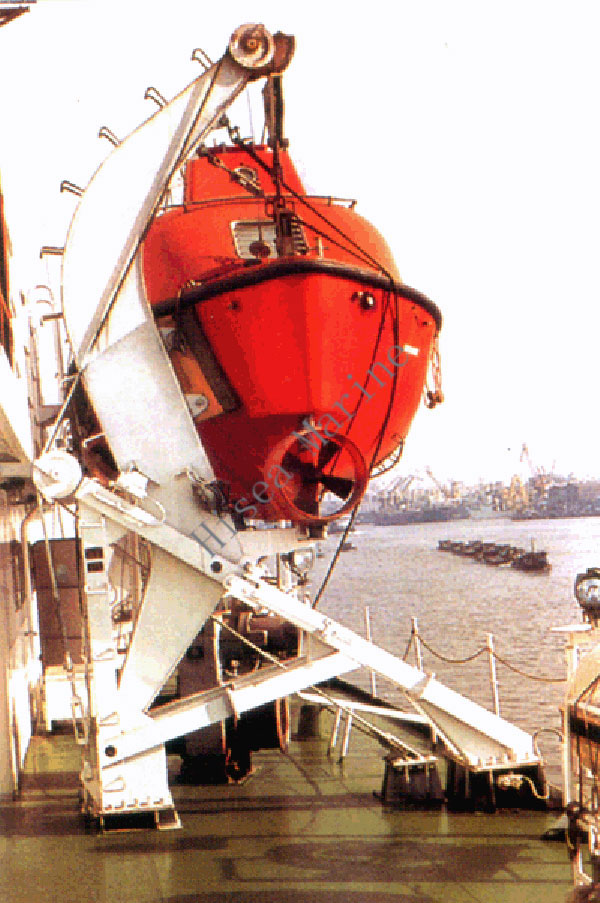 Gravity-pivoting-Davit-on-ship.jpg